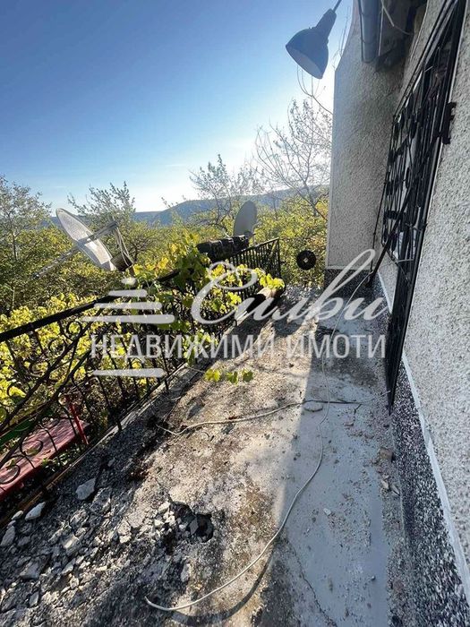 ДВУЕТАЖНА ТУХЛЕНА вила на плоча - м-т Под Манастира!!!