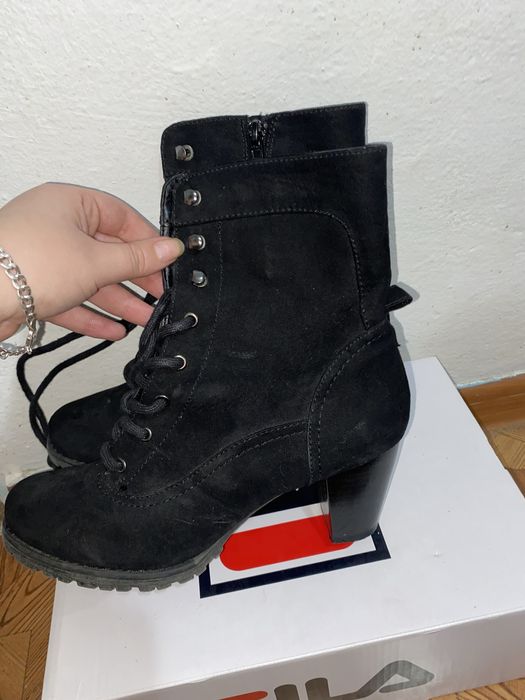 Ghete cu toc,in conditii bune. Marimea 36 -40.