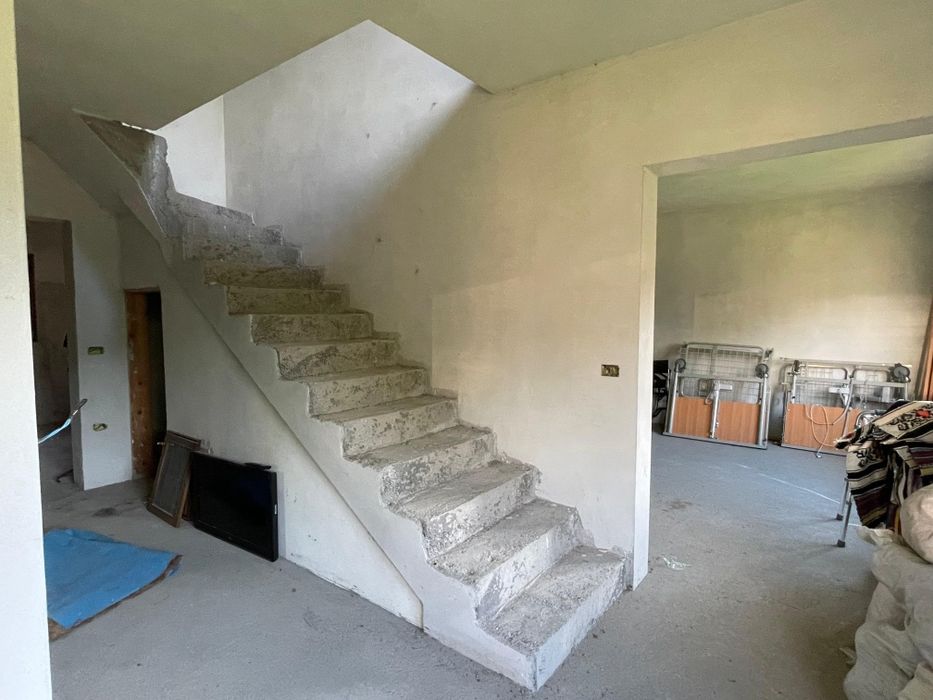 Casa și teren de vânzare