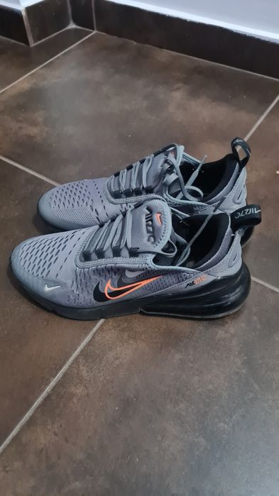 Vand adidasi nike si adidas