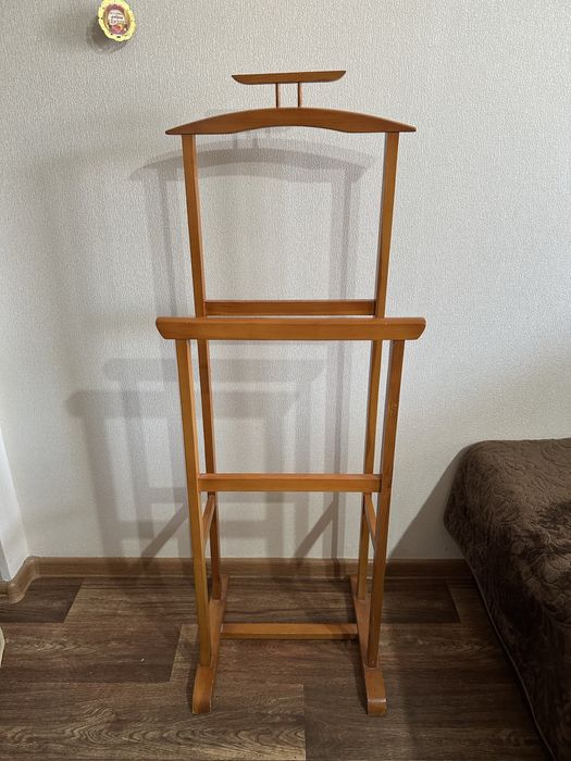 Напольная деревянная вешалка для костюма