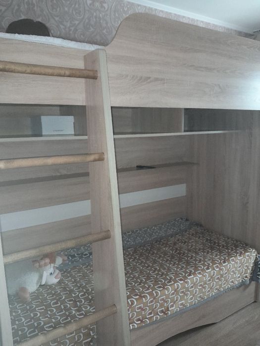 Двухъярусная кровать, стол