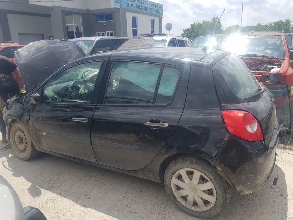 DEZMEMBREZ RENAULT CLIO 3 MOTOR 1.6 avariat frontal 16v fabr 2008