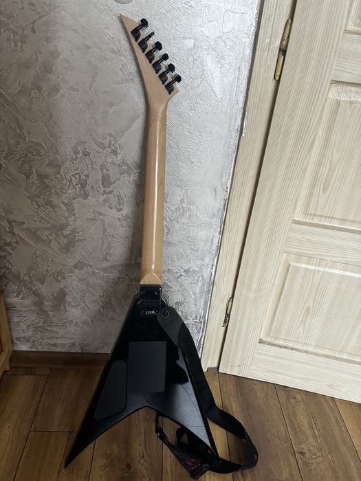 Електрическа китара Jackson JS32 King V AH Gloss Black