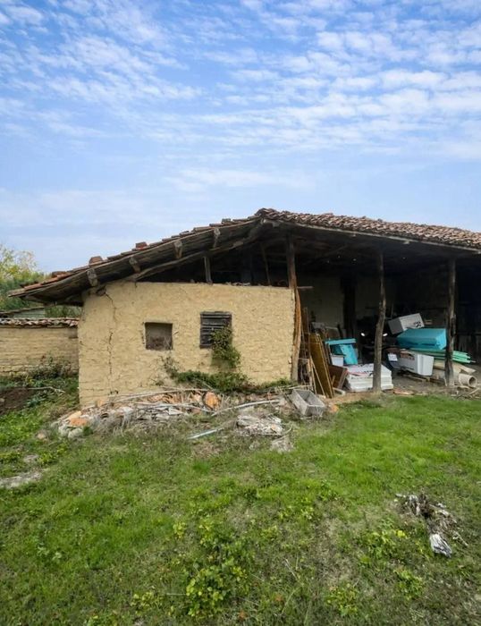 Реновирана къша с голям двор в село Драганово