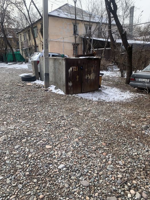 Будка металлическая.