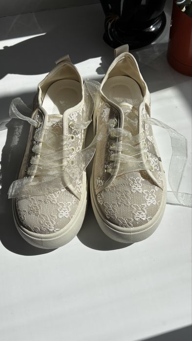 Продам женские дышащие кроссовки