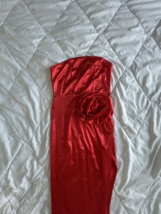 Червена дамска рокля с 3Д роза