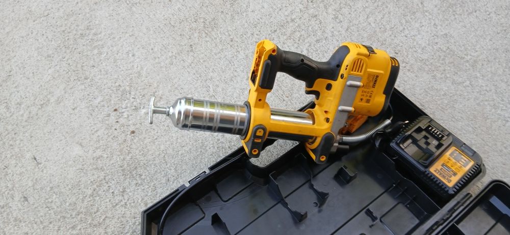 Акумулаторен такаламит DEWALT DCGG571- 18V