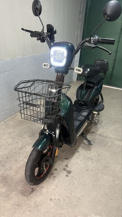 Yaxshi holatdagi elektr skuter.