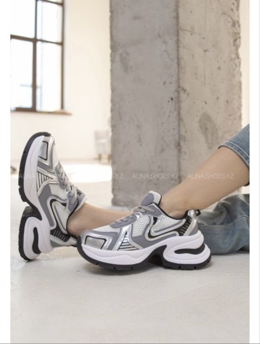 Продам кроссовки женские