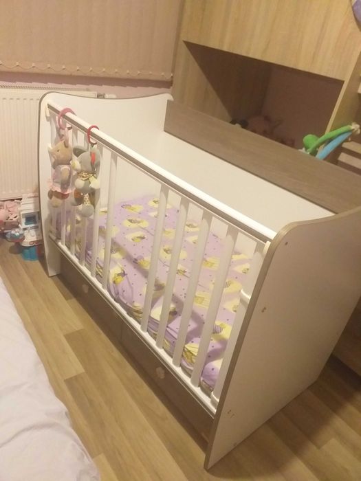 Детска кошара с люлеещ механизъм