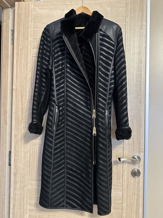 Haina blana cu piele