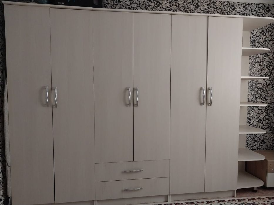 Шкаф большой и вместительный