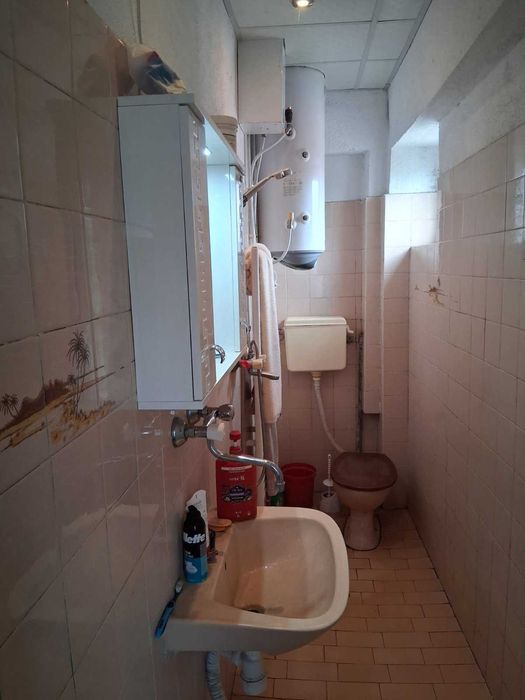 Продава етажи от къща в гр. Баня