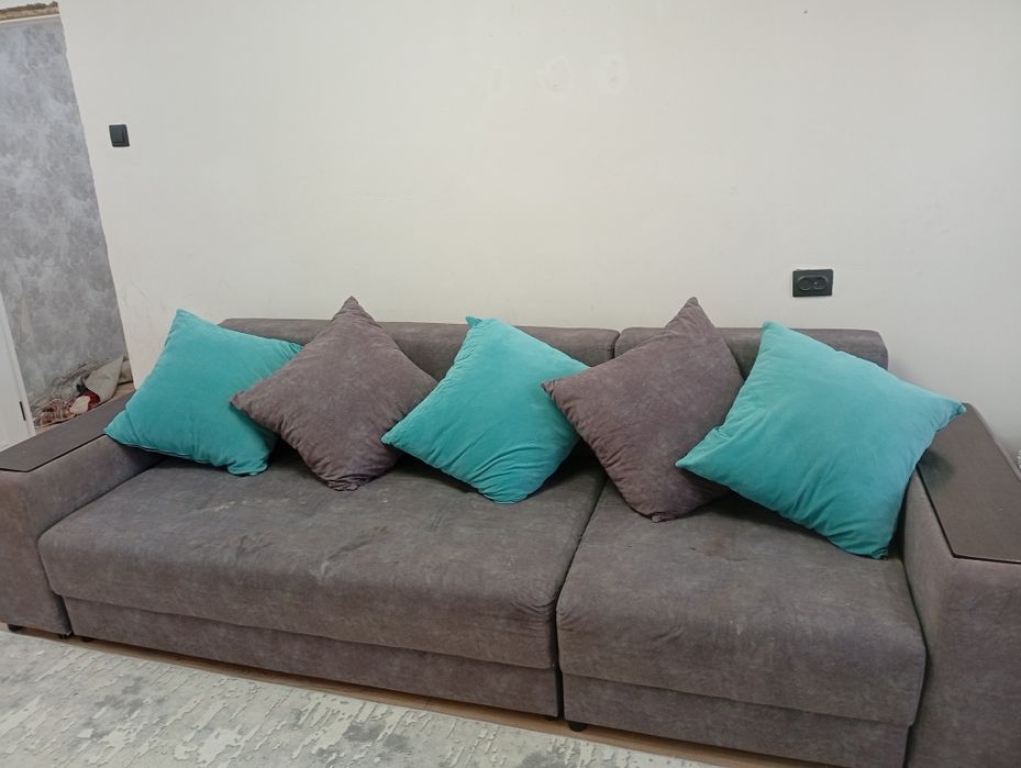 Диван требует  химчистки