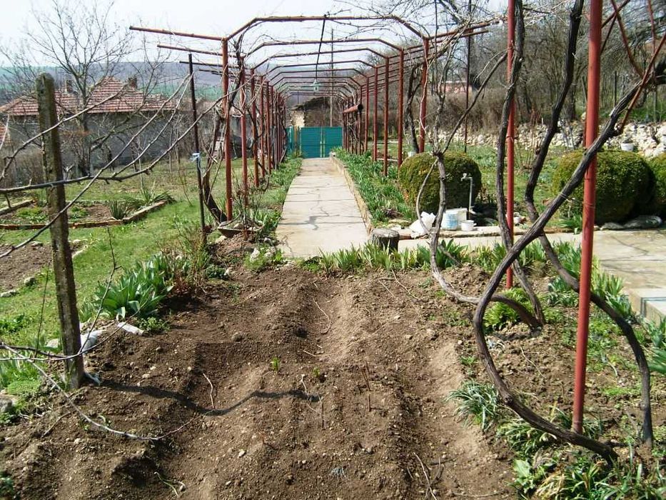 Продавам КЪЩА на 3 етажа РЗП 205м2 парцел 2045м2