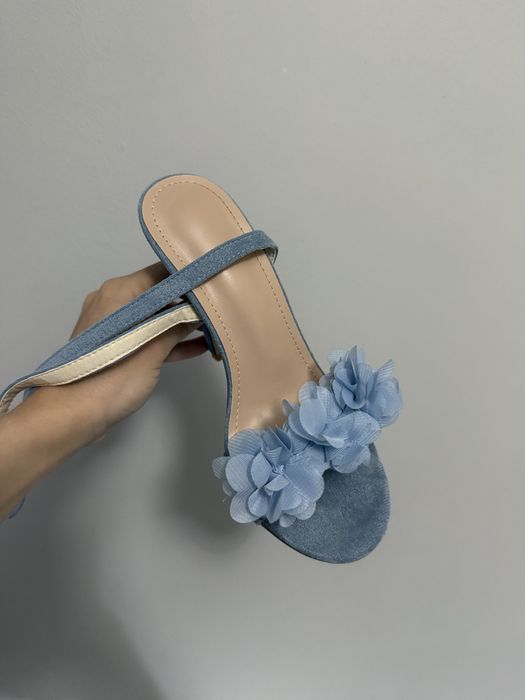 Босоножки на каблуке