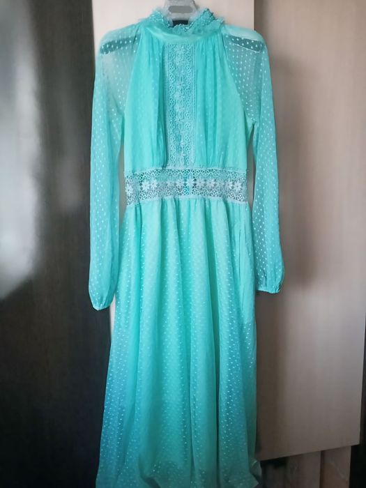 Әдемі көйлектер сатылады