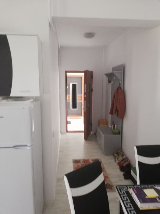 Închiriez apartament cu doua camere.