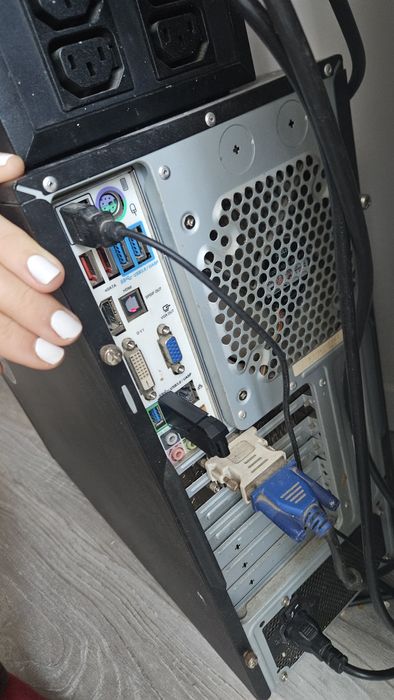 Настолен PC i5 16GB RAM 64-bit + UPS