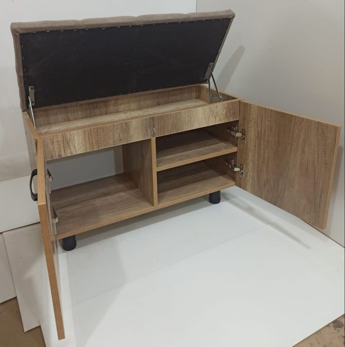 Обувница с мягким сиденьем.