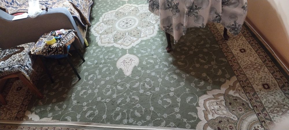 Ковер, с длиной 6метров, и с шириной 3 метра.