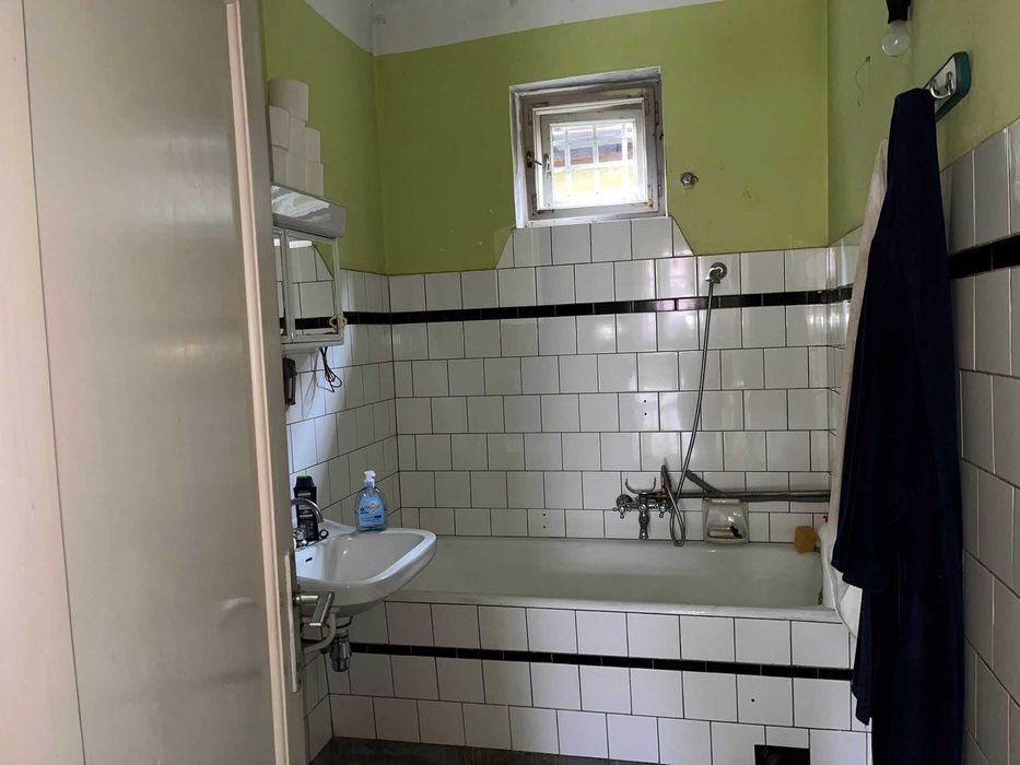 Vand in Cisnadie, apartament la casa in curte comuna