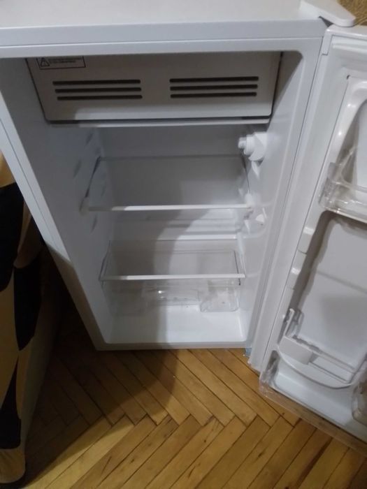 Продавам хладилник 90л Беко