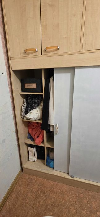 Продается шкаф и стол