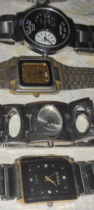 11 ceasuri de mana toate quartz cele din poza vre-o 4 dintre ele nu au fost probate NECESI