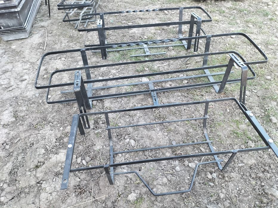 Suporturi metalice giardiniere pentru flori