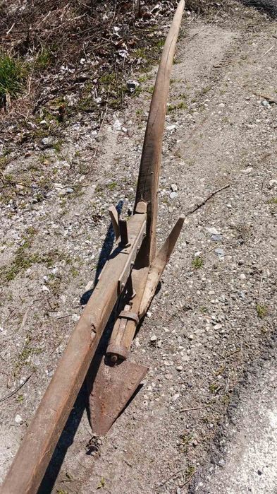 Старинно дървено рало, използвано в миналото за обработка на земята.