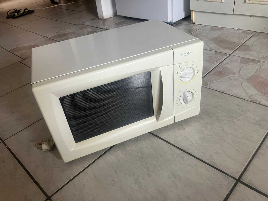 Cuptor cu microunde Daewoo, 20L, mecanic, stare bună , folosit putin
