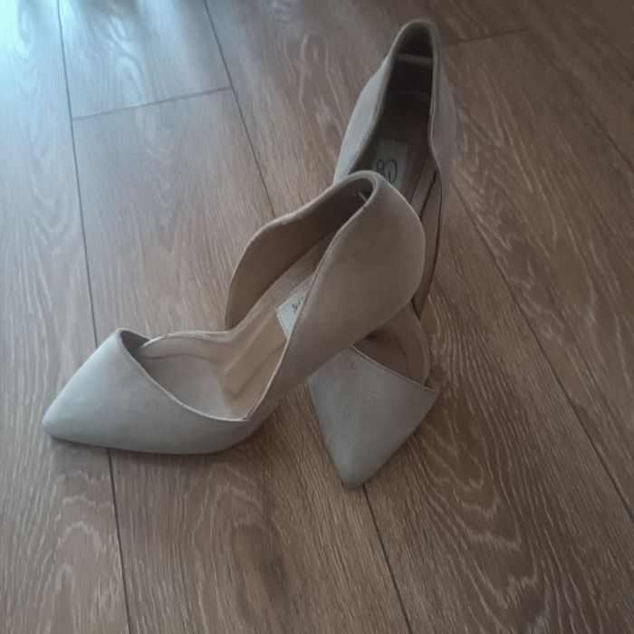 Pantofi stiletto decupati intr-o parte