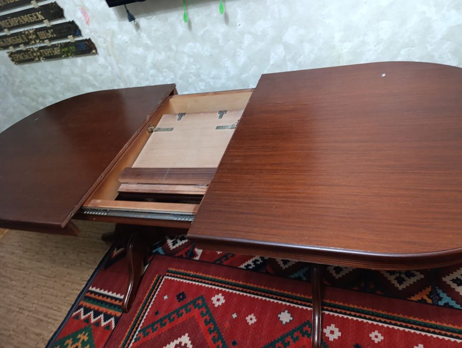 Стол для гостинной