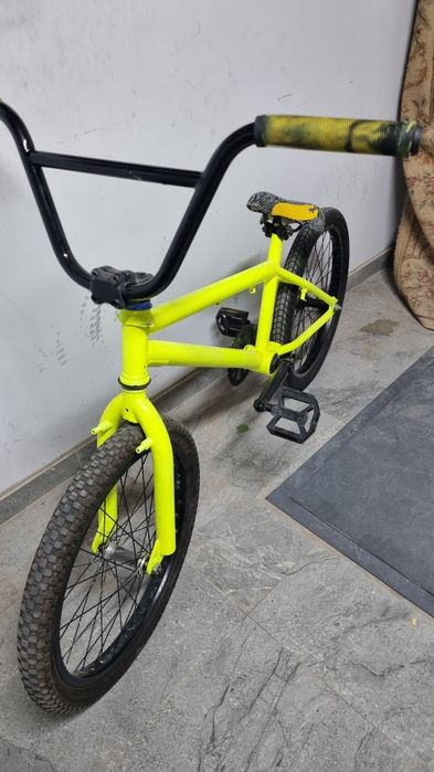 яркий велосипед bmx