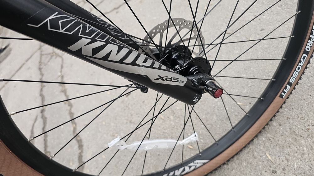 Современный технологичный кросс-кантрийный велосипед на 29"