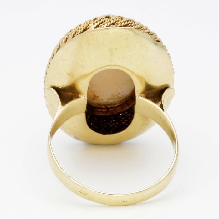 Inel vintage de aur  14 k cu opal natural alb. Greutate 7,3 grame.