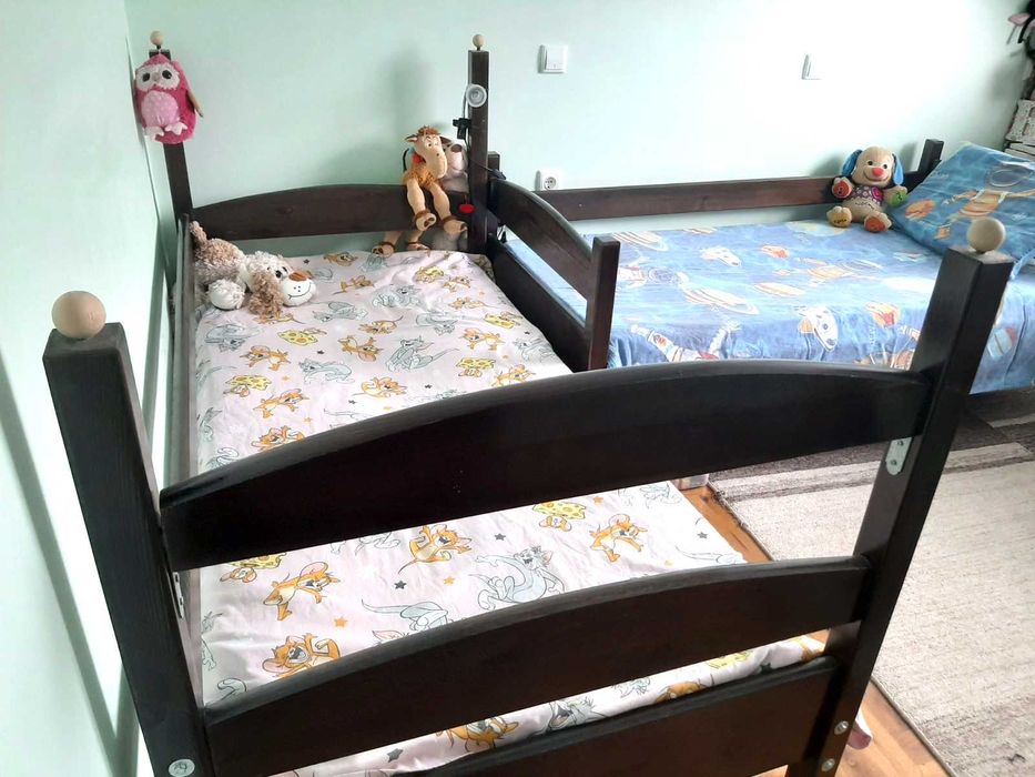 Продавам масивно-дървено, двуетажно легло, което става на две отделни