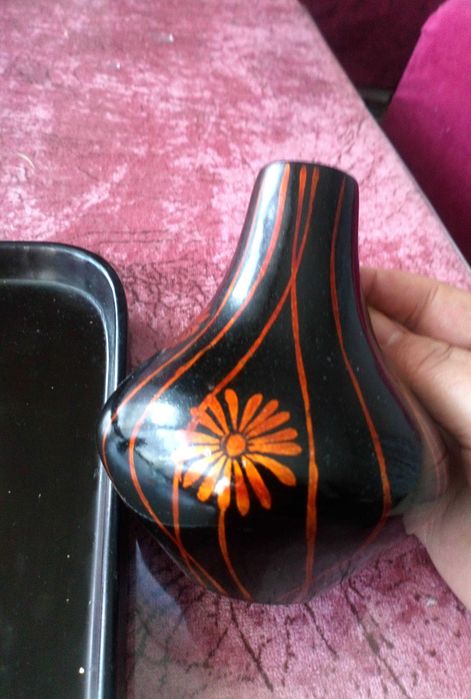 Две вази  и табла  от лак Цена за бр.