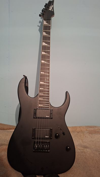 Продам электро гитару Ibanez