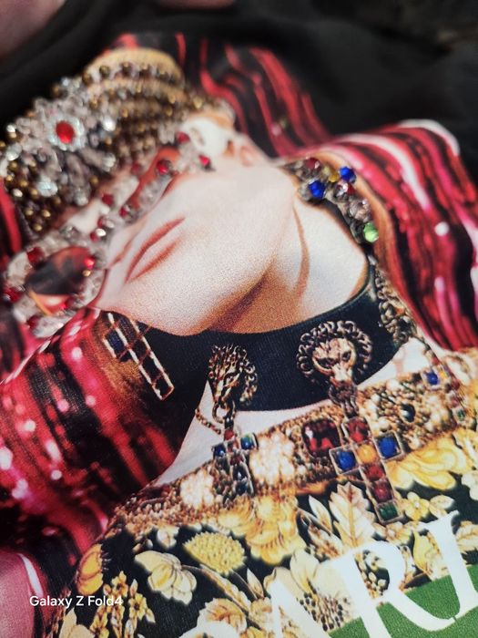 Италианска тениска  с дантела ръкав  ,камъни и дантела