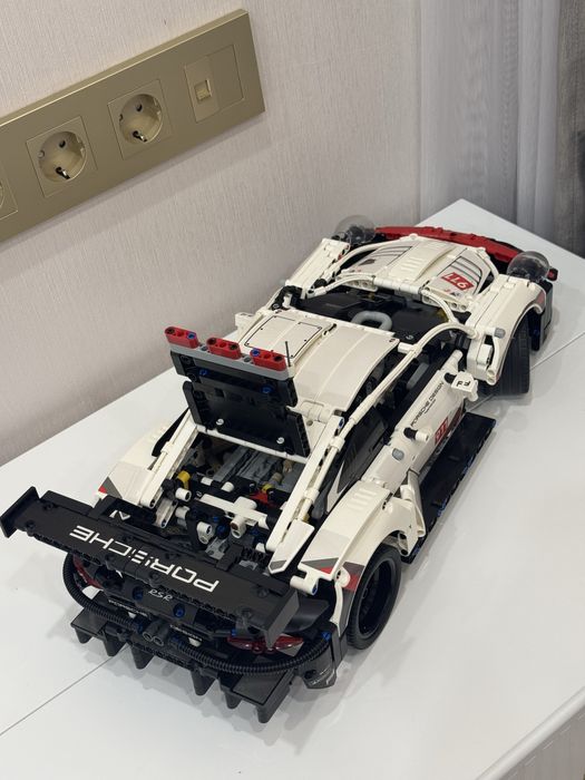 Продам Lego Porsche 911 RSR