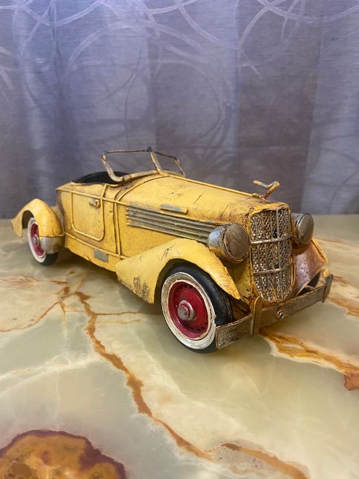 Метален ретро автомобил
