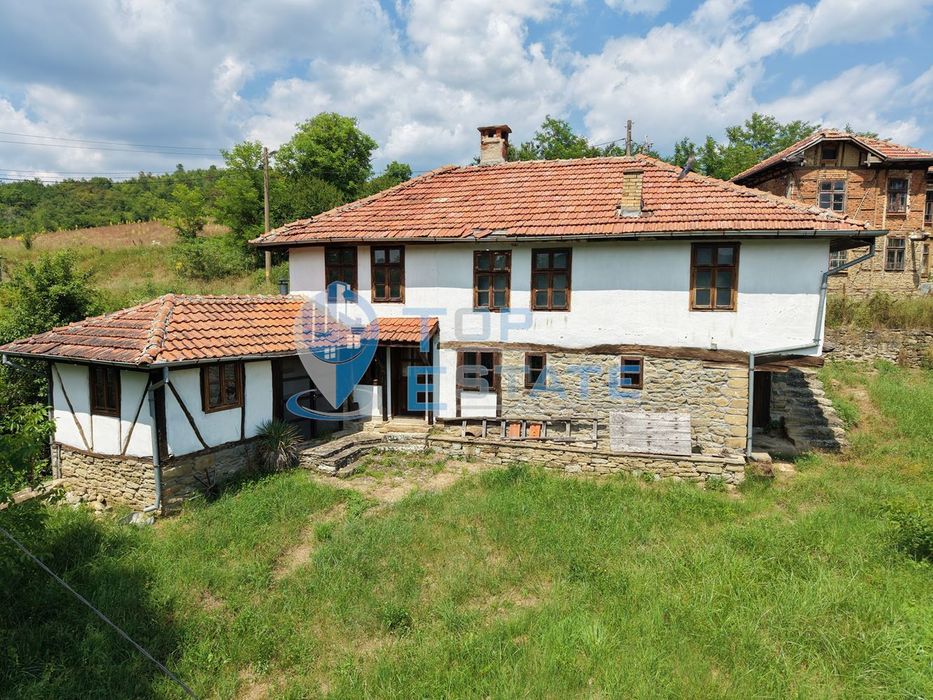Двуетажна автентична къща в село Кисьовци, област Велико Търново