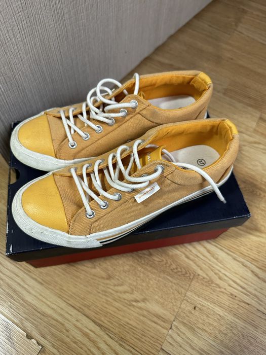 Кроссовки разные