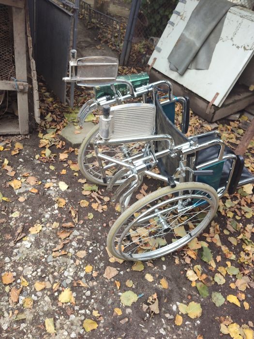 Продавам сгъваема инвалидна количка за лек ремонт.