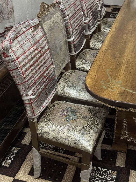 Срочно продается гостиный стол с набором стульев новый