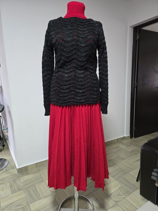 Pulover negru cu insertii de fir argintiu;